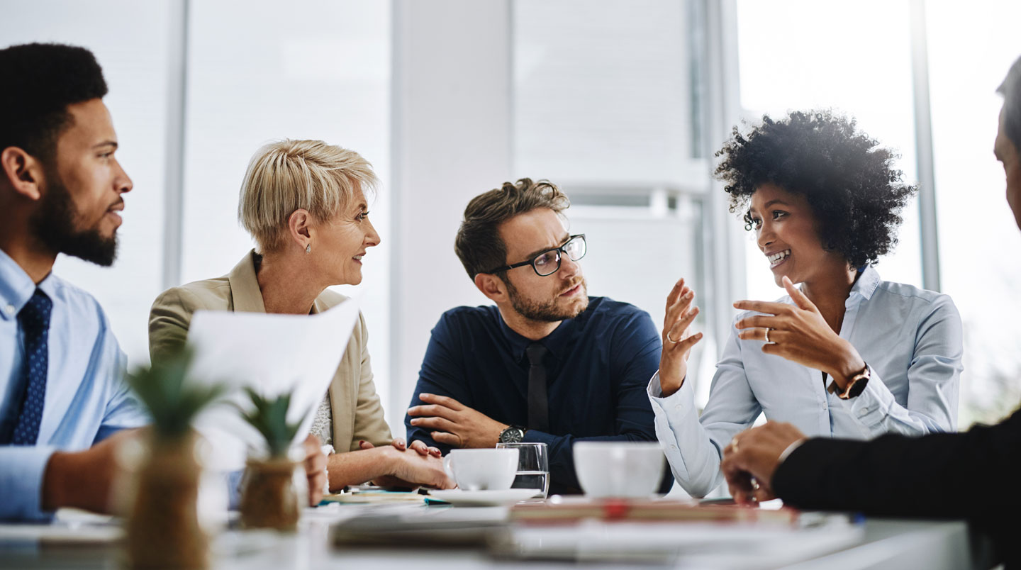Illustration conceptuelle montrant deux approches commerciales : une conversation tendue en arrière-plan et un échange serein au premier plan, symbolisant le passage du hard selling à la vente humaine