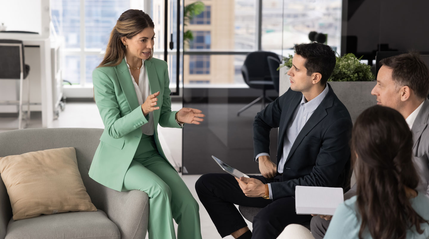 Personne consultant une liste de principes d'écoute active dans un contexte professionnel détendu, symbolisant l'apprentissage structuré des techniques de vente humaine